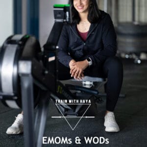 امرأة ذات شعر داكن طويل تستخدم آلة تجديف في صالة الألعاب الرياضية وتبتسم للكاميرا. ترتدي ملابس رياضية سوداء وحذاء رياضي أبيض. النص يقول: "تدرب مع هيا: EMOMs & WODs - برنامج لمدة أسبوعين.  