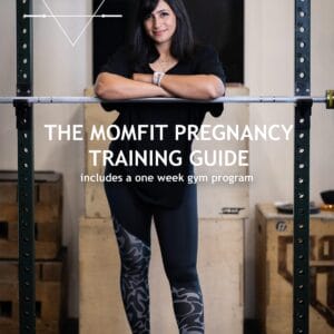 امرأة تقف بثقة في صالة الألعاب الرياضية، عاقدة ذراعيها ومتكئة على حامل أثقال، وترتدي ملابس رياضية سوداء مع بنطال ضيق منقوش. النص الموجود على الصورة يقول "EMOMs & WODs (نسخة) تتضمن برنامجاً رياضياً لمدة أسبوع واحد. 